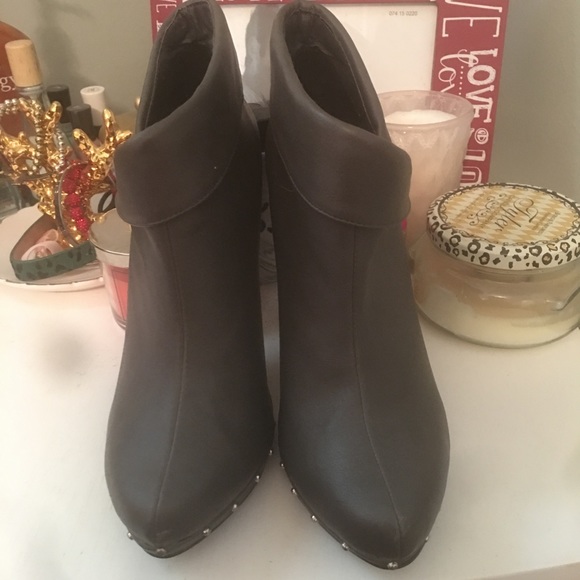 Grey bootie heels. - Picture 5 of 6